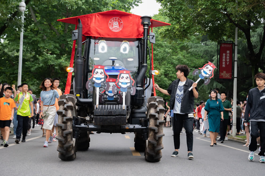 华中农大：“钢铁长龙”农业装备展巡游欢庆毕业季