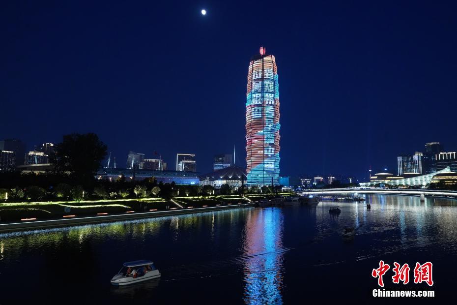 郑州地标建筑“玉米楼”灯光秀美轮美奂