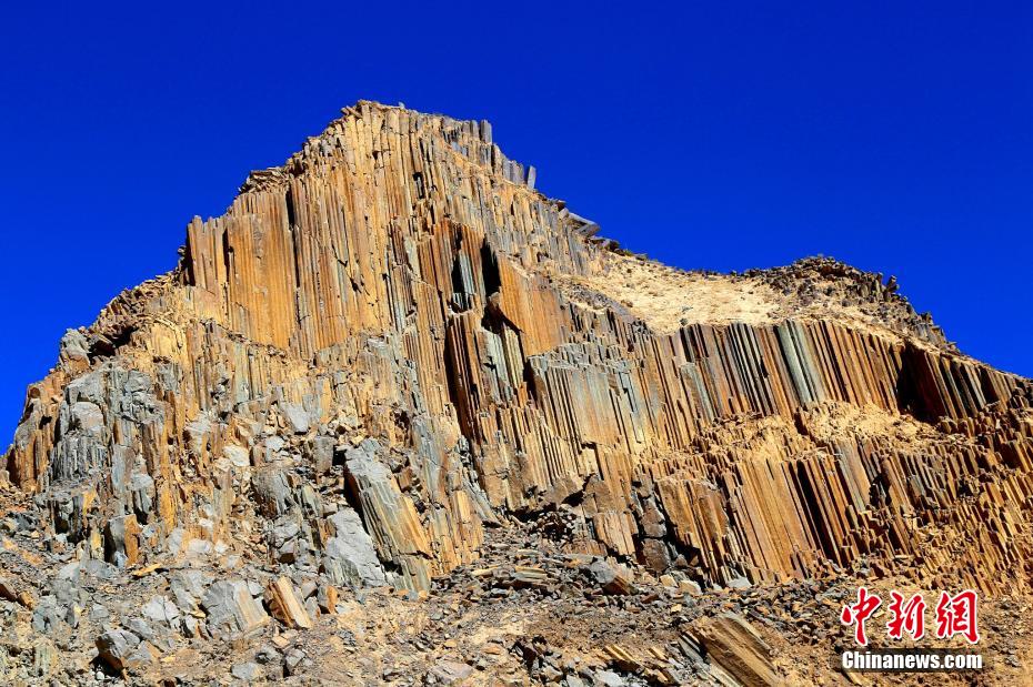 青海发现距今2.2亿年火山岩柱状节理群 酷似“巨锏”立山巅