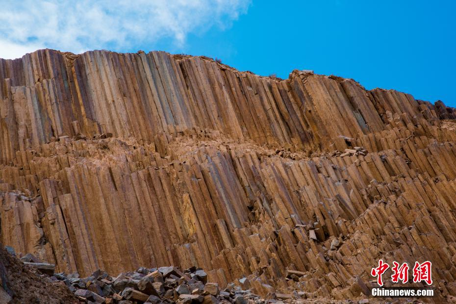 青海发现距今2.2亿年火山岩柱状节理群 酷似“巨锏”立山巅