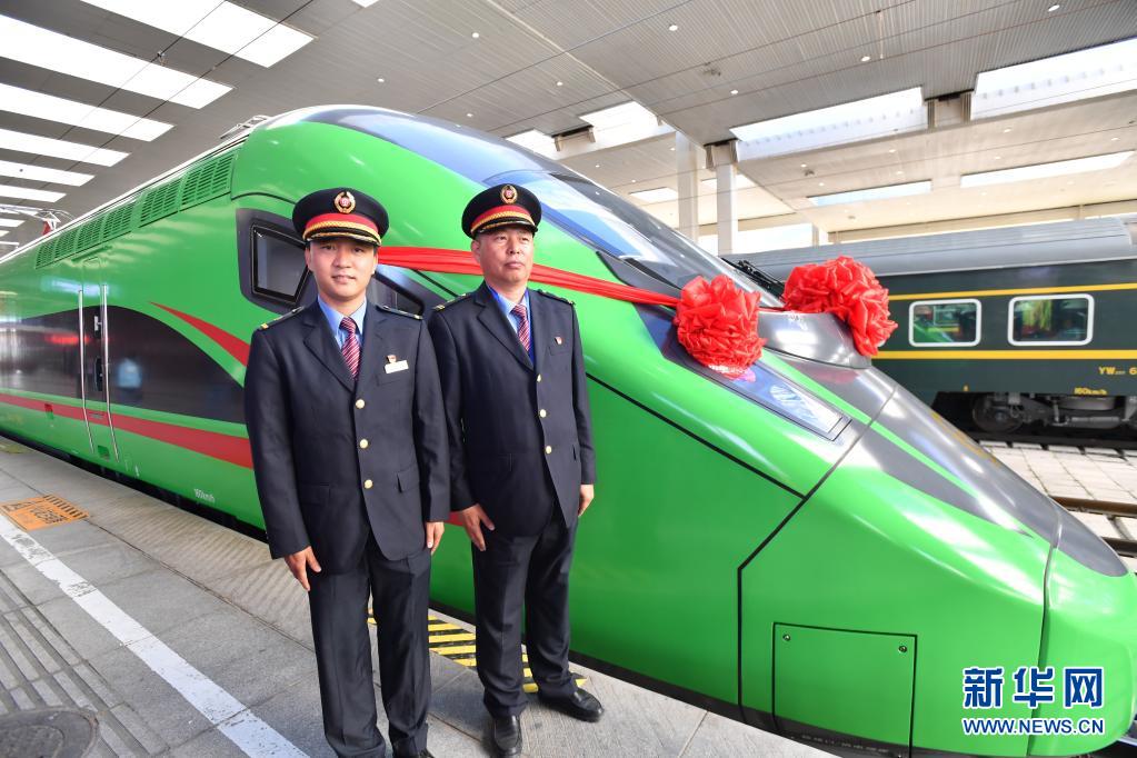 新华全媒+丨西藏首条电气化铁路建成通车 复兴号实现31个省区市全覆盖