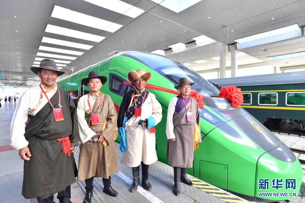 新华全媒+丨西藏首条电气化铁路建成通车 复兴号实现31个省区市全覆盖