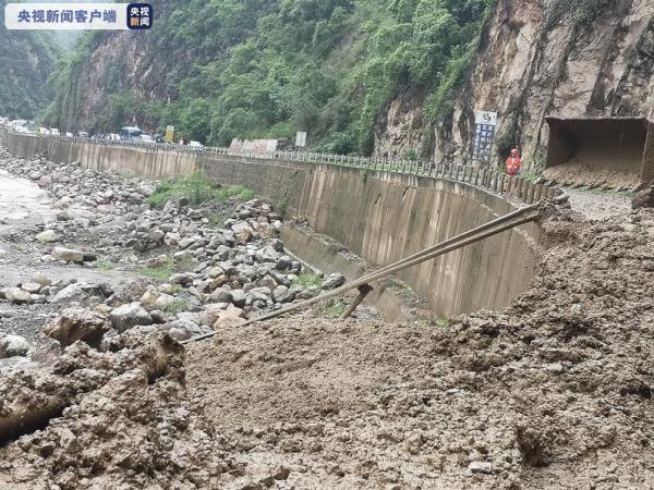 四川金阳发生泥石流至国道356线阻断 目前已抢通