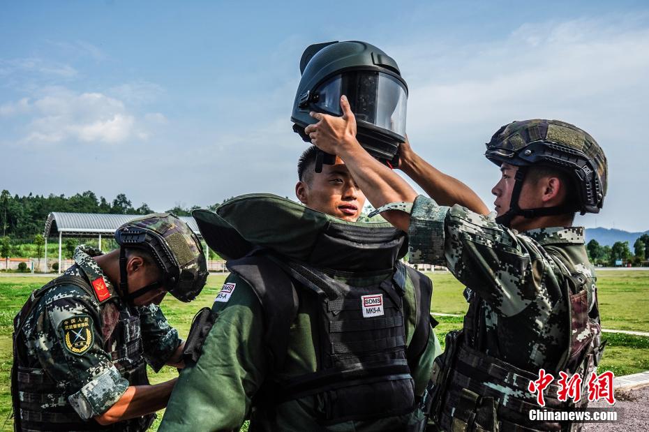 贵州武警特战队员开展搜排爆课目强化训练