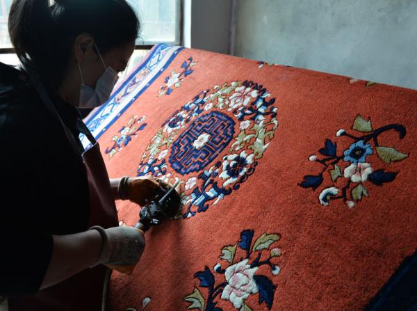 甘肃临夏 ：手工地毯织出增收致富路