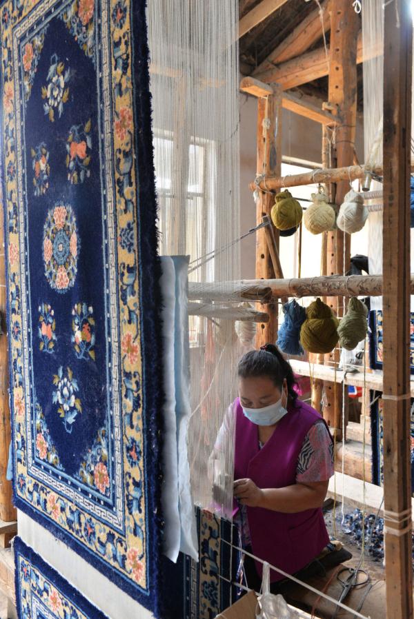 甘肃临夏 ：手工地毯织出增收致富路