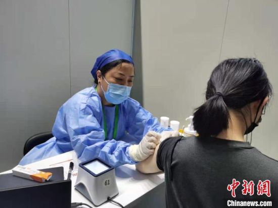 上海15岁到17岁人群今起接种新冠疫苗