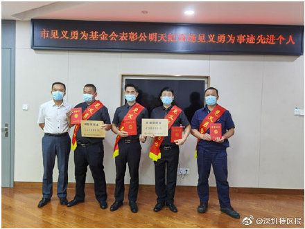 深圳一保安员制止持刀男子进商场被连砍两刀，获见义勇为表彰！