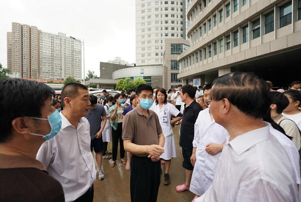 校党委书记宋争辉在一附院查看灾情并指导防汛抗灾工作