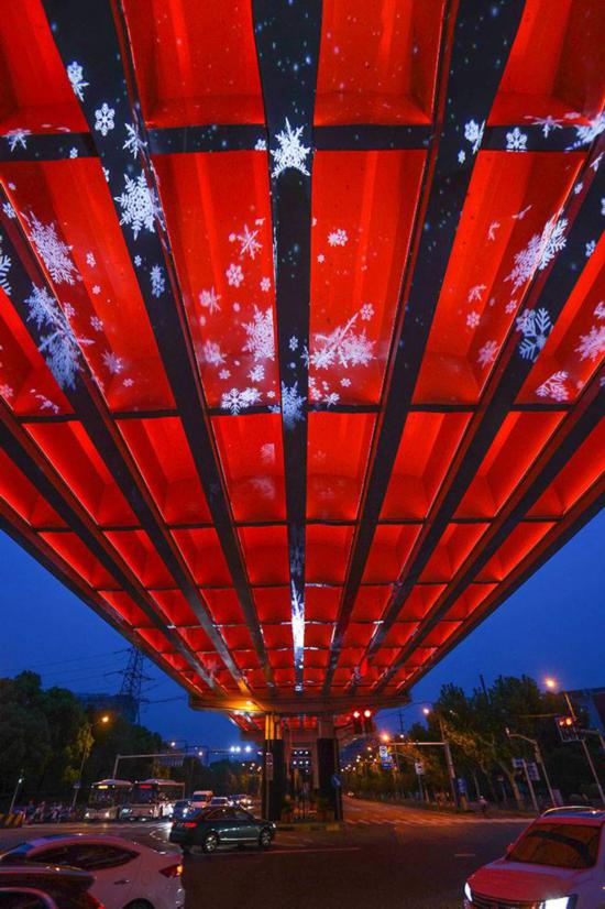 上海宝山：高架桥底上演七彩灯光秀，夜色竟然这么美……