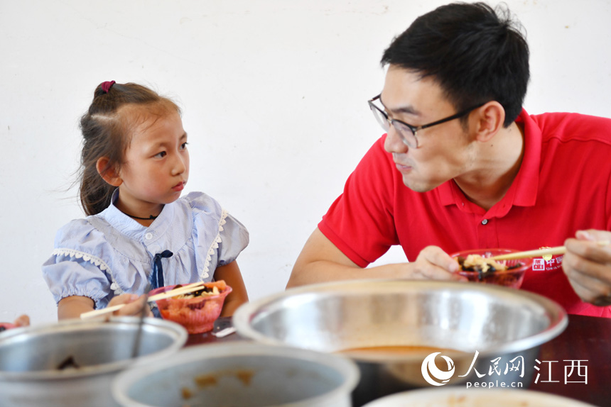 高清图：希望小学的开学“第一餐”