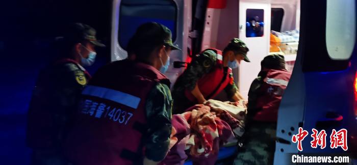 福建莆田海警局深夜成功救助受伤船员