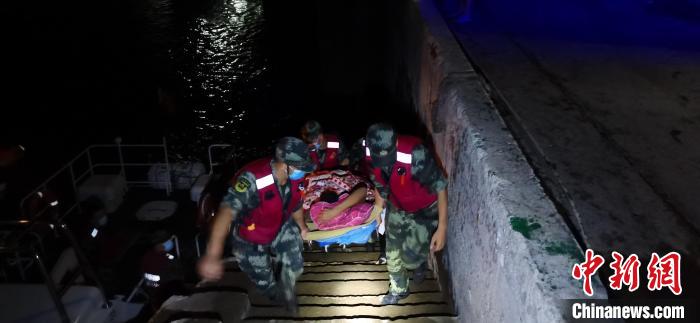 福建莆田海警局深夜成功救助受伤船员