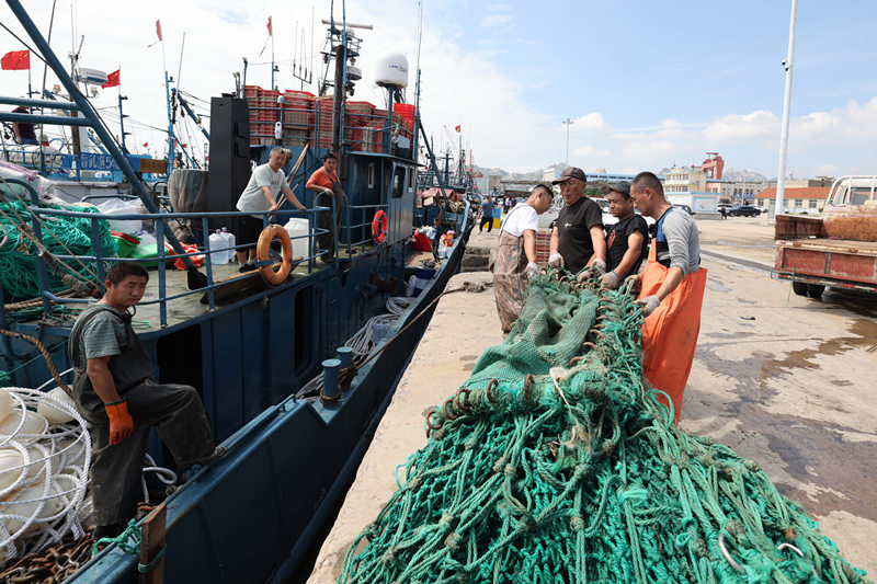 山东乳山：休渔期结束，700余艘渔船扬帆出海