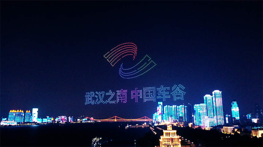 中国车谷科技创新成果光影展点亮长江两岸。武汉经济开发区宣传部供图