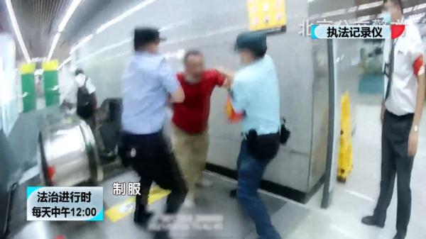 北京一男子袭警时高喊“还有谁”，然后……