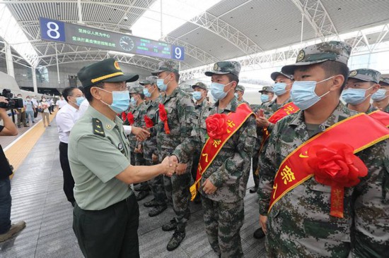上海新兵今日启程奔赴军营 大学生征集比例为98.2%