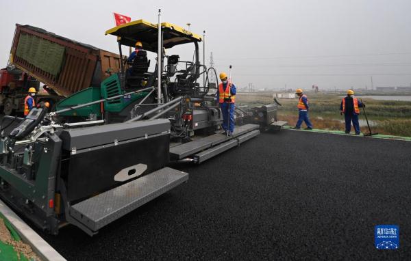 天津：智能装备助力公路建设