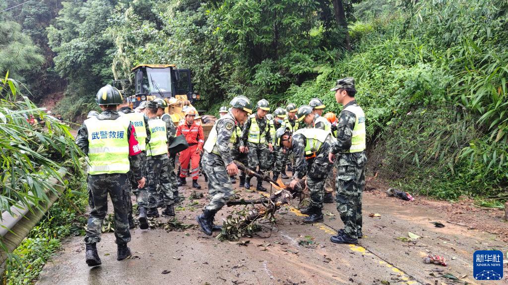 武警部队全力推进四川泸县地震抢险救灾