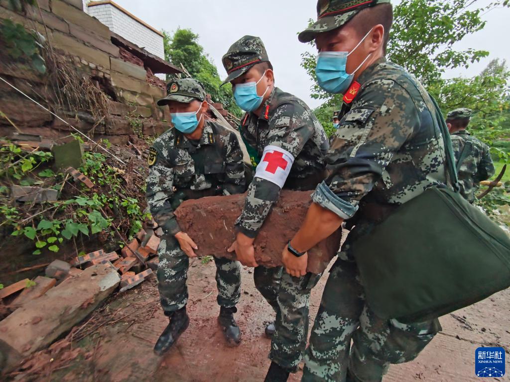 武警部队全力推进四川泸县地震抢险救灾
