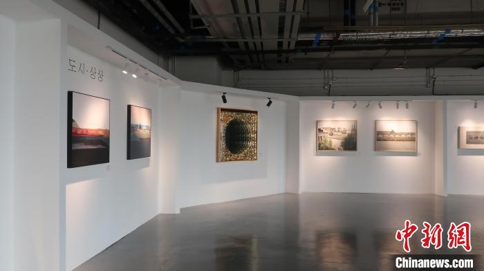 中韩文化艺术交流展“城市图鉴”在沈阳开展