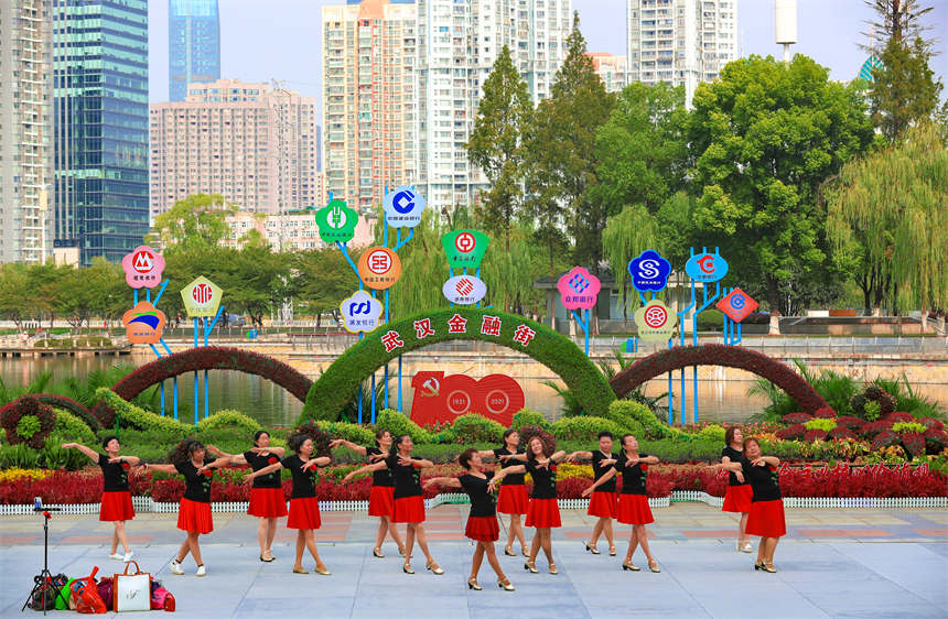 “十一”将至，武汉街头的国庆氛围组已就位。武汉市园林和林业局供图