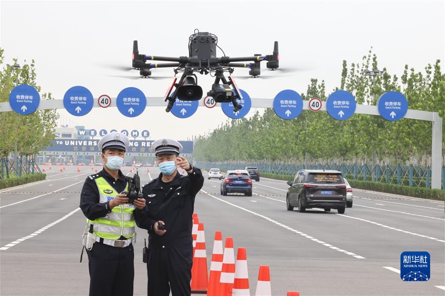 北京交警启用无人机参与交通执勤