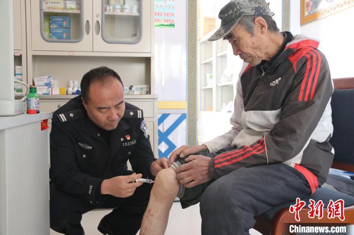 通讯：探访内蒙古西部最大侨乡的“全能”警察：治病、算账、找牲畜样样行