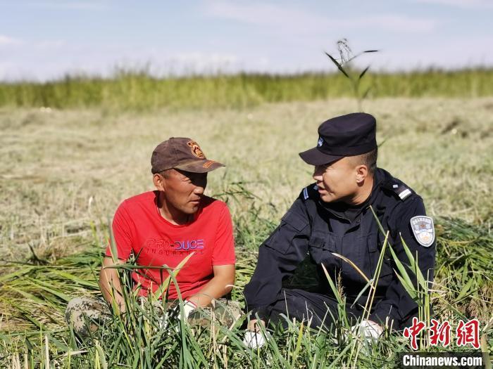 通讯：探访内蒙古西部最大侨乡的“全能”警察：治病、算账、找牲畜样样行