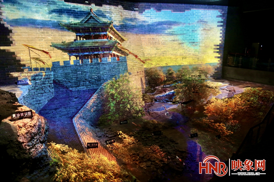 【母亲河畔的中国】采访团夜游开封城墙 感受厚重黄河文化
