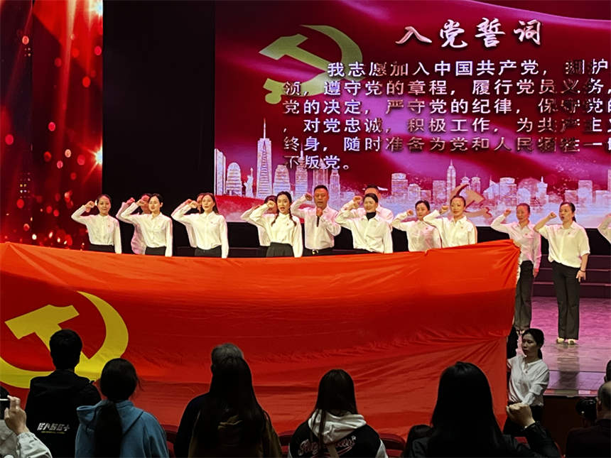 第44届武汉之夏闭幕式专场文艺演出。左建 摄