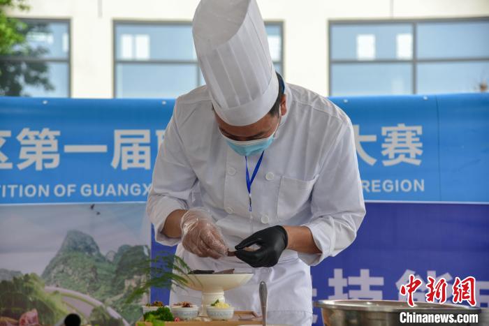 第一届广西技能大赛加入桂林米粉赛项 选手作品如山水画卷