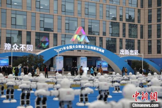 　图为机器人方阵亮相2021年全国“双创”周郑州主会场。　韩章云 摄