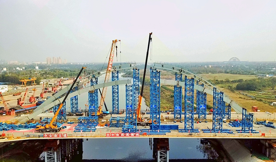国内在建同类结构跨度最大的钢箱拱桥中拱顺利合龙