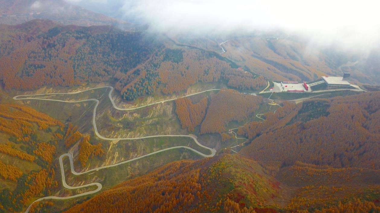 秋日六盘山隆德县位于宁夏六盘山西麓,地处土石山区向黄土丘陵区过渡