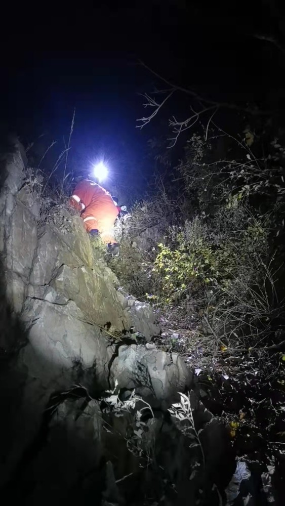 辽宁大连：一青年被困山顶悬崖 消防上演极限救援