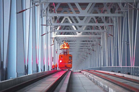 郑州黄河特大桥接触网导线架设完成