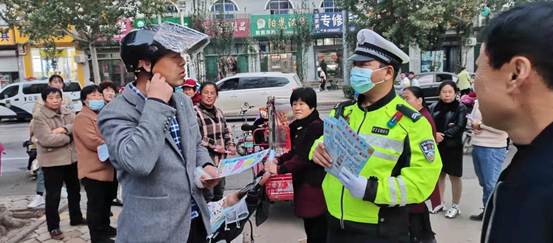 河南濮阳范县公安局交警大队开展“一盔一带”交通安全宣传活动