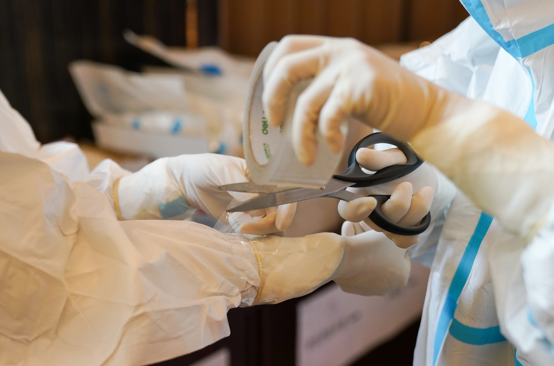 11月15日，在黑河市爱辉区，医务人员在检测核酸标本前进行准备工作。