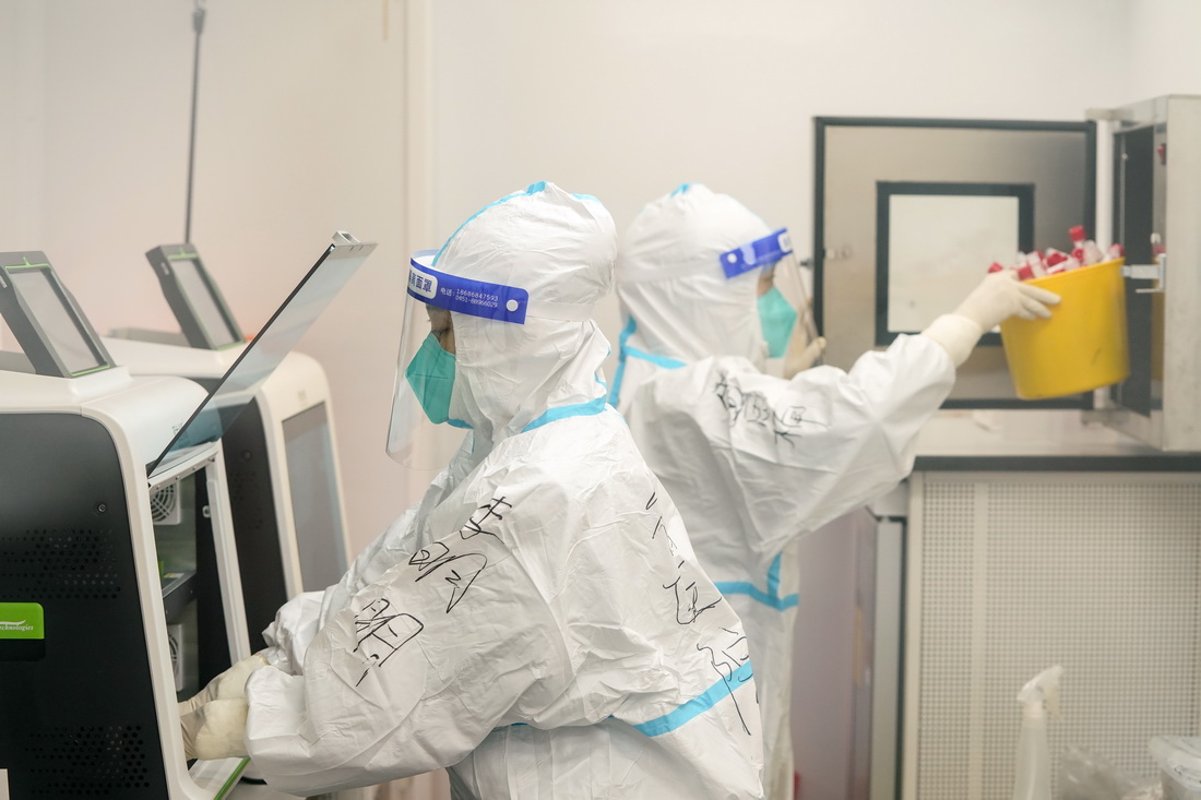11月15日，在黑河市爱辉区，医务人员在“火眼”移动方舱实验室检测核酸标本。