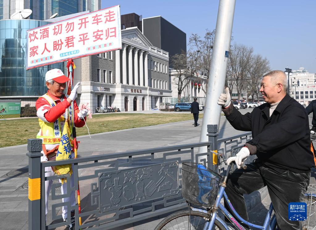 山西太原：80岁老人坚持义务疏导交通11年