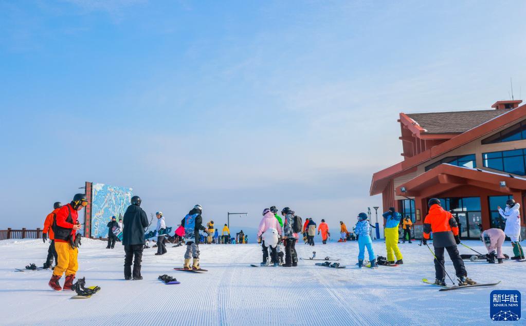 新华全媒+｜逐梦冰雪——寒夜滑雪场的“面条守护者”