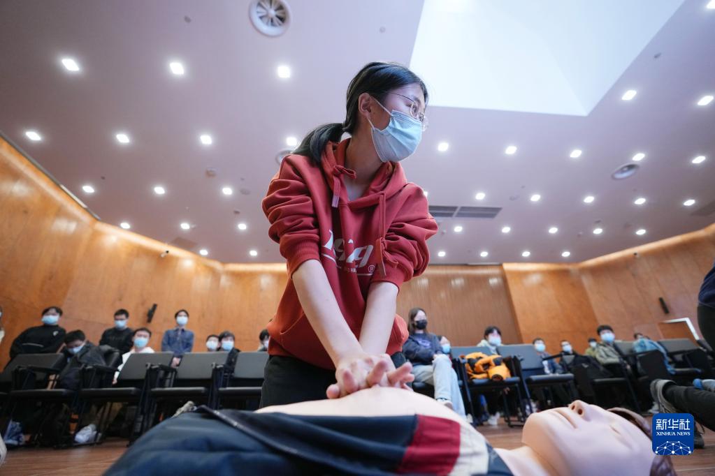 清华大学举办冬奥志愿者急救技能培训