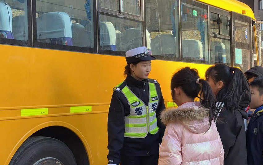 沈阳公安交警进校园 开展交通安全日主题活动