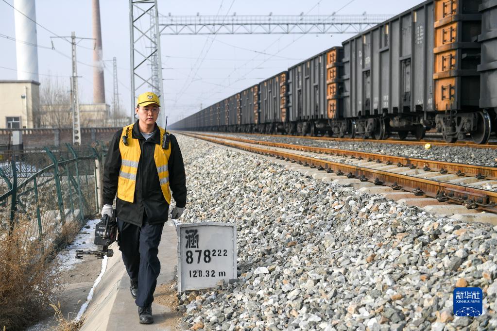 呼和浩特：“万吨大列”运煤保障进行时