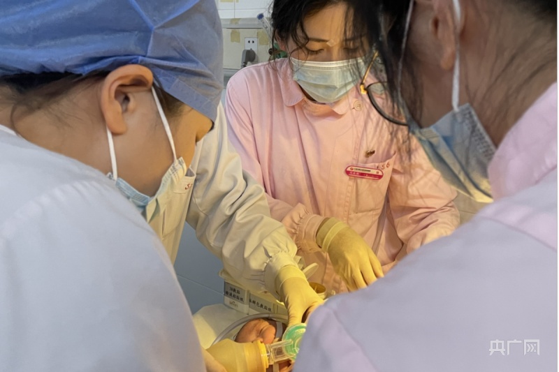 9分钟生死救援！宁波奉化医生救治脱垂脐带孕妇，助其顺利产子