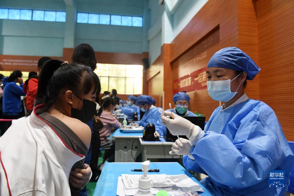 广西南宁：新冠疫苗第二剂接种进校园