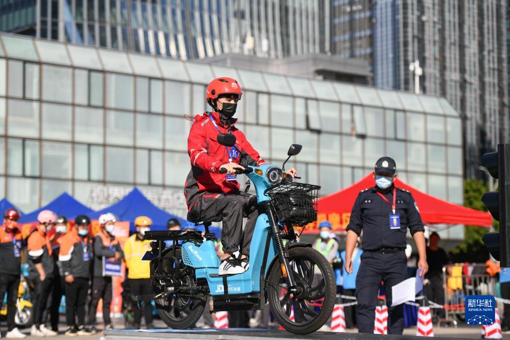 深圳：快递外卖小哥进行安全骑行比赛
