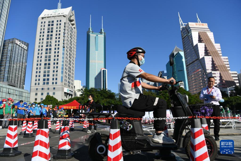 深圳：快递外卖小哥进行安全骑行比赛