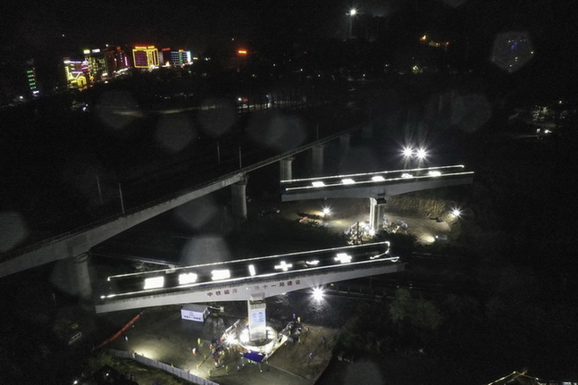 清远磁浮专线银盏特大桥双幅转体梁在转体过程中（12月21日摄，无人机照片）。